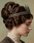 Penteado dos anos 1910 com uma tiara
