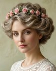 Penteado preso com uma guirlanda de rosas cor-de-rosa