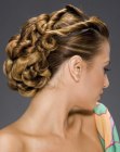 Penteado preso inspirado na Gr�cia Antiga com n�s na nuca