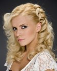 Cabelo com camadas repicadas e cachos tubulares