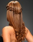 Penteado preso alinhado com uma coroa de cabelo