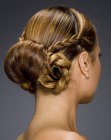 Penteado preso com um n� recolhido na nuca apresentando elementos antigos
