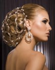 Penteado preso elegante com o cabelo contido dentro de uma rede com joias