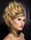 Penteado preso dos anos 1920 ou 1930 com muito volume e elementos tran�ados