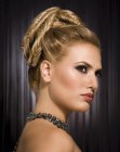 Penteado preso com base de coque alto e tran�as espinha de peixe