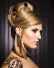 Penteado preso liso e sofisticado com curvas que se cruzam