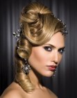 Penteado parcialmente preso e parcialmente jogado com cachos tubulares