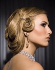 Penteado preso com uma disposi��o de comprimentos fluidos e cachos definidos