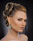 Penteado preso cl�ssico com cachos trabalhados e mechas lisas