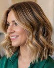 Cabelo na altura dos ombros com múltiplos tons de loiro