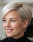Corte pixie loiro platinado