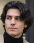 Homem com cabelo escuro bagunçado