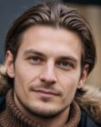 Homem usando o cabelo penteado para trás com gel
