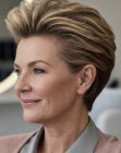 Pixie penteado para trás para mulheres maduras