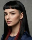 Cabelo longo com as laterais raspadas e franja curta