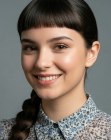 Cabelo com franja curta e tran�a lateral