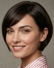 Estilo bob com o cabelo colocado atrás de uma orelha