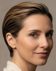 Cabelo curto feminino penteado para trás