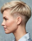 Cabelo feminino com uma seção raspada