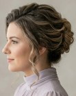 Penteado preso com cachos soltos