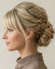 Penteado preso com coque baixo