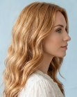 Penteado de verão com ondas longas