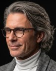Corte de comprimento médio para homens com cabelo grisalho