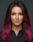 Cabelo escuro com pontas fúcsia
