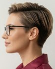 Cabelo curto e óculos