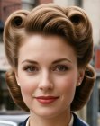 Cabelo dos anos 1950 com victory rolls