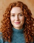 Cabelo longo com cachos em espiral