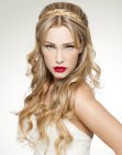 Penteado preso com uma tran�a que forma uma coroa