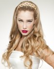 Penteado com tran�as e uma cascata de cachos