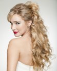 Penteado suave com cachos e linhas levemente curvas