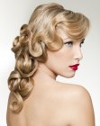 Penteado elegante com uma cascata de cachos