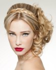 Penteado preso estilo princesa com o cabelo torcido em uma cascata de cachos