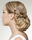 Penteado preso com um n� lateral simples e uma redinha