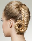 Penteado preso com cabelo loiro entrela�ado