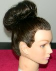 Penteado com coque despojado