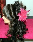 Penteado vintage com rolos estilo pin-up
