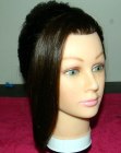 Penteado com um topete alto e uma tran�a