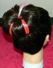 Penteado com coque donut e extens�es coloridas