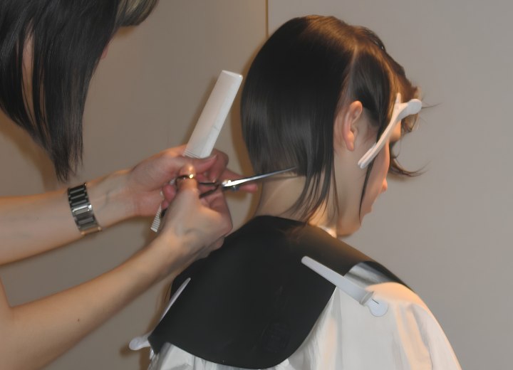 Cabeleireira cortando o cabelo