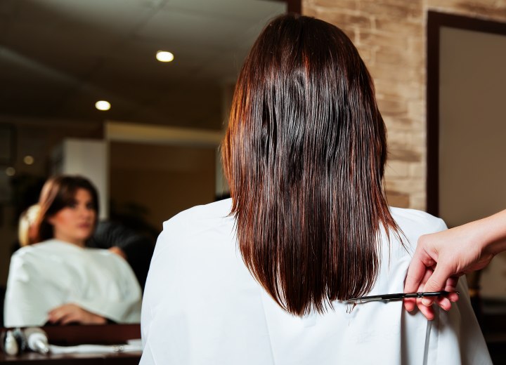 Cabeleireiro cortando cabelo longo