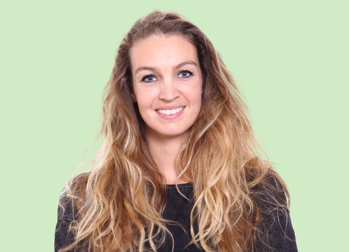 Cabelo cacheado bem longo de uma mulher com quebra