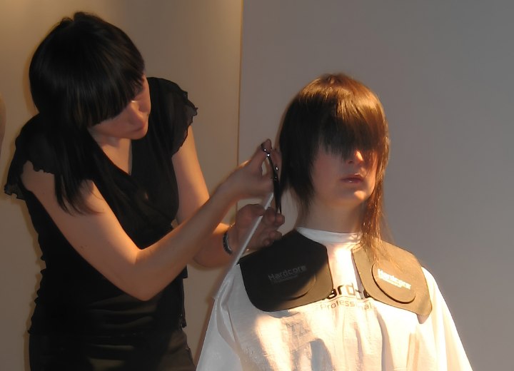 Corte de cabelo em andamento