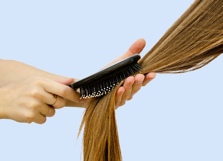 Escovando extensões de cabelo