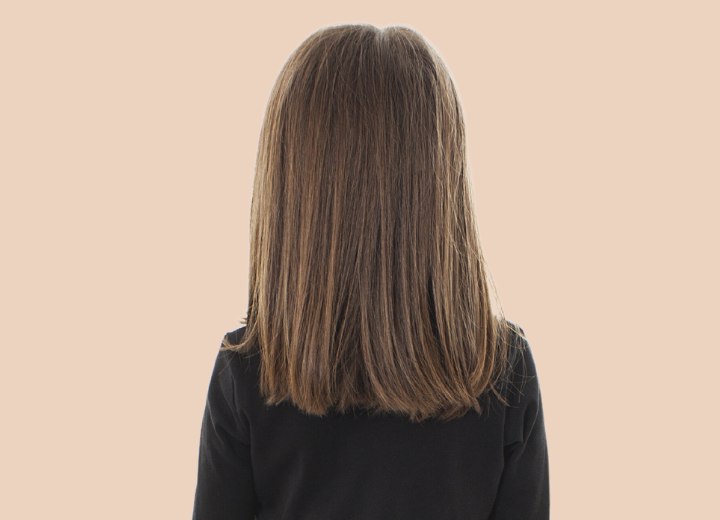 Garotinha com cabelo ralo