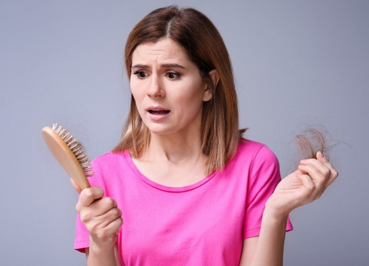 Mulher com cabelo danificado