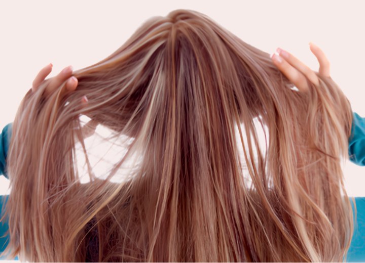 Mulher aproveitando a sensação do seu cabelo
